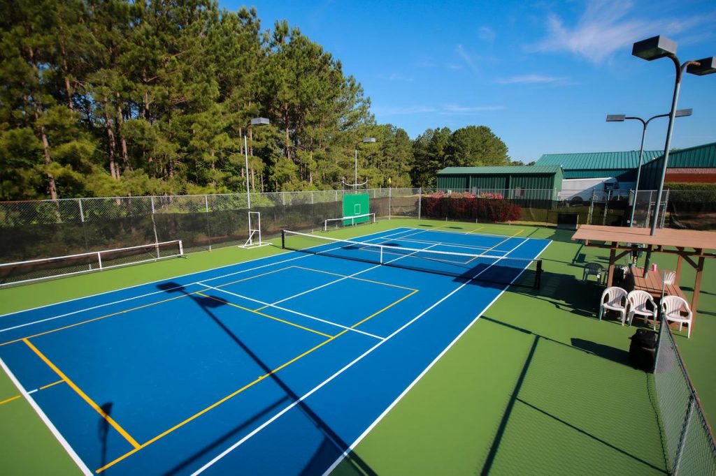 asfalt tennisbaan in de zon